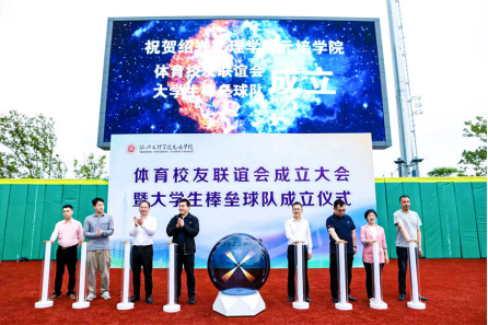 棒垒球队：绿茵逐梦竞荣光，挥棒青春展风采